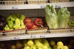 groenten Aan op te slaan balie. uitverkoop van groenten Aan markt. vers fruit. gezond voedsel. foto