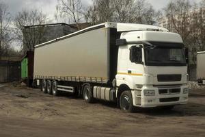 vrachtauto Aan weg. lading vervoer. auto Aan snelweg. foto