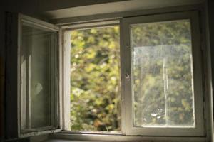 venster in huis. oud venster kader. houten venster en glas. foto