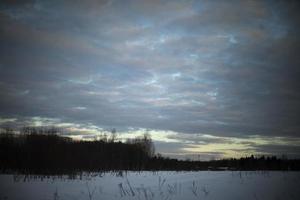 avond landschap in winter. deprimerend visie van natuur van Rusland. foto