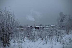 winter prep met fabriek pijp. visie van industrieel Oppervlakte. foto