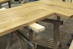 houten bord Aan tafel. schrijnwerkerij. werkbank voor werken met bord. foto