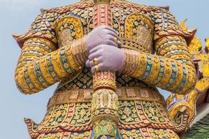 gigantische bewaarder in het grote paleis van bangkok, wat phra kaeo thailand foto