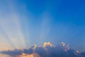 lucht met wolken in de avond foto