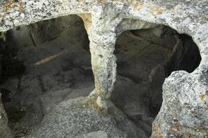 grotten in bergen. natuurlijk landschap. oude stad. foto