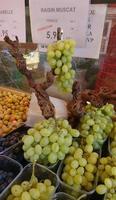 rijp groen druiven verkocht Bij de lokaal markt staan foto