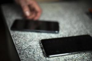 smartphone Aan tafel. twee zwart telefoons. foto