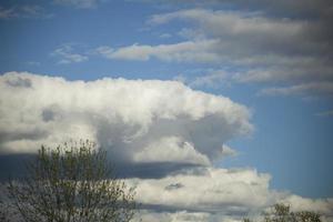 groot wolk in lucht. details van voorjaar lucht. lucht massa. foto