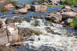 een turbulent stroom van water snel veegt door de steen keien van de rivier- stroomversnellingen. foto