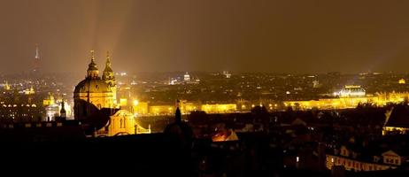 panoramisch visie van Praag Bij nacht, Tsjechisch republiek foto