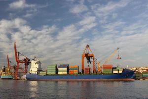 containerschip in de haven foto