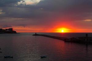 zonsondergang over- zonguldak haven foto