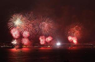 vuurwerk boven de Bosporus, istanbul, turkije foto