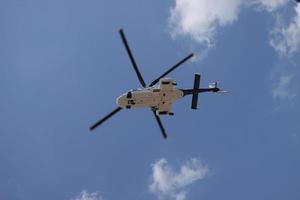 een wit helikopter foto