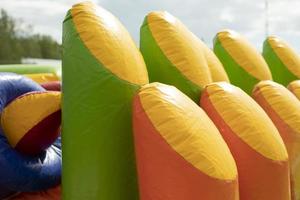 kinderen pret in zomer. opblaasbaar trampoline voor springen. foto