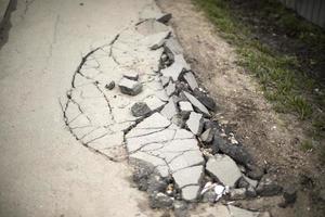 gebroken weg. verwoesting van weg oppervlak. foto