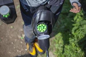 ballen met verf in kan. sport- apparatuur. foto