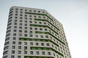 gebouw in stad. huis met appartementen. facade van woon- gebouw. foto