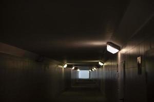 tunnel met lampen. architectuur van stad. voetganger kruispunt onder weg. foto