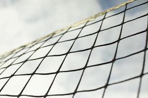 sport- netto. volleybal apparatuur. rooster tegen lucht. foto