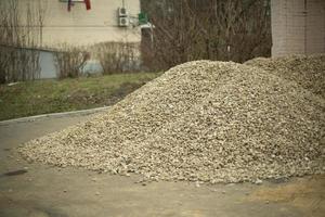 bundel van klein steen Aan bouw plaats. gebouw steen voor weg. foto