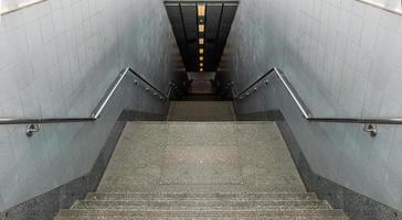 op zoek naar beneden doorgang trap naar metro station foto