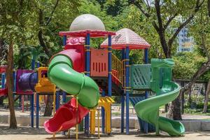kleurrijk buitenshuis speelplaats in park foto