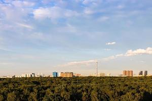 park en appartement huizen Aan horizon Bij zonsondergang foto