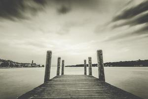 brug over het meer foto