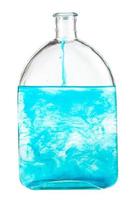blauw kleurstof lost op in water in fles geïsoleerd foto