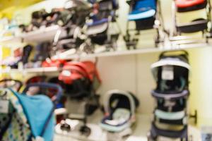 baby wandelwagen show in winkel warenhuis vervagen voor achtergrond foto