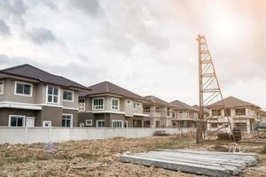 woningbouw op bouwplaats met heimachine en betonnen palen foto