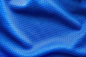 blauwe kleur stof sportkleding voetbal trui met lucht mesh textuur achtergrond foto