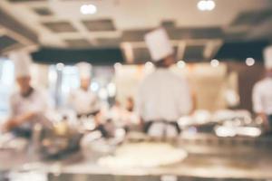 chef Koken in restaurant keuken wazig onscherp achtergrond foto