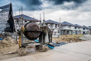 cementbetonmixermachine op de bouwplaats van een nieuw huis foto