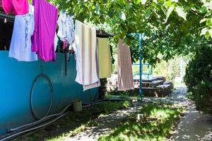 kleren drogen Aan touwen Bij achtertuin foto