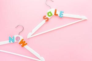 wit hangers met uitverkoop tekst Aan roze achtergrond foto