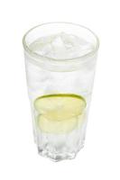 gin tonic cocktail in glas met ijs en limoen foto