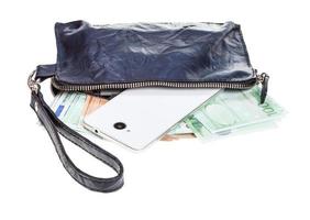 handtas zak met telefoon, kaarten en euro geïsoleerd foto