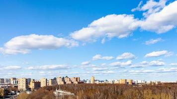 blauw lucht met wolken over- stad straat en park foto