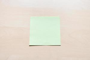 blanco groen vel van Notitie papier Aan licht bord foto