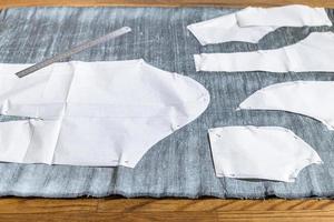 papier naaien patroon indelingen Aan grijs kleding stof foto