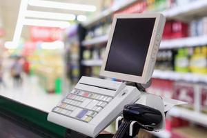 supermarkt kassa kassa balie met betaalterminal foto