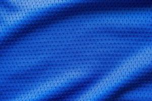 blauwe kleur stof sportkleding voetbal trui met lucht mesh textuur achtergrond foto