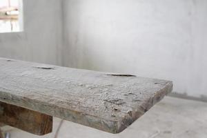 lege houten tafel op de bouwplaats van een huis foto