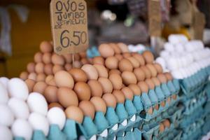 eieren Aan een Open markt foto