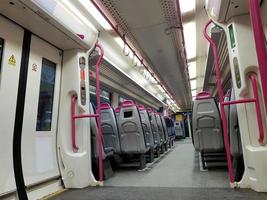 Londen, uk, 2019 - binnen van een leeg wagon trein. interieur visie van gang binnen passagier treinen met leeg stoelen van Super goed Brittannië spoorweg trein systeem. foto