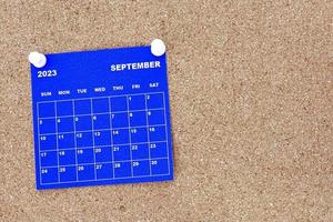 september 2023 blauw kalender met pin Aan kurk bulletin aanplakbord. foto