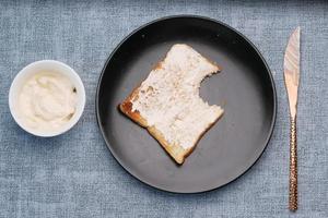 low-fact kaascrème verspreid op een brood foto