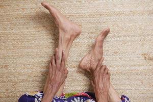 senior Dames voeten en hand- massage Aan letsel plek. foto